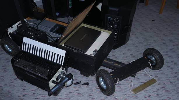 Et bilde som inneholder bakke, innendrs, gulv, sitter

Beskrivelse som er generert med svrt hy visshet