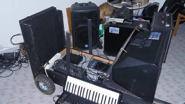 Et bilde som inneholder innendrs, gulv, pult, bord

Beskrivelse som er generert med hy visshet