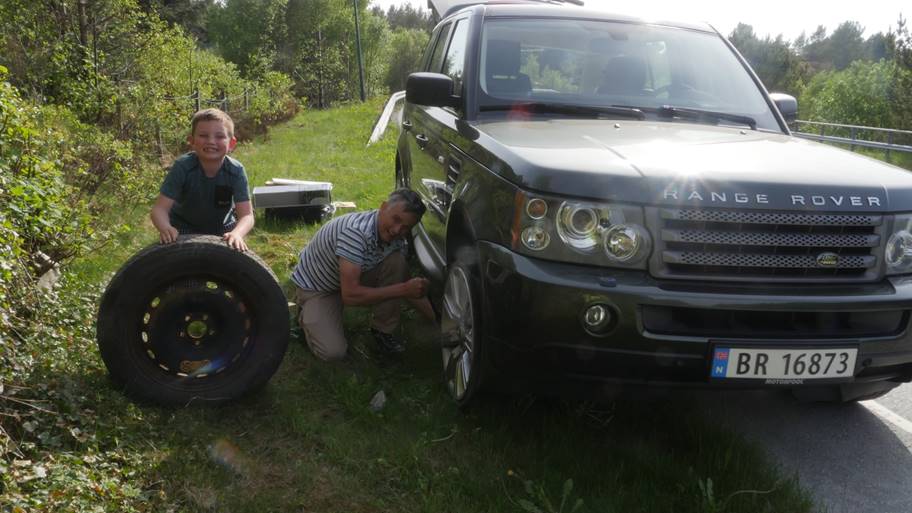 Et bilde som inneholder utend�rs, gress, tre, bil

Automatisk generert beskrivelse